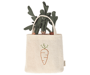Carrots in shopping bag