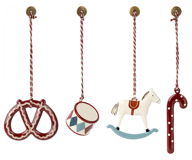 Peter’s Christmas metal ornament set