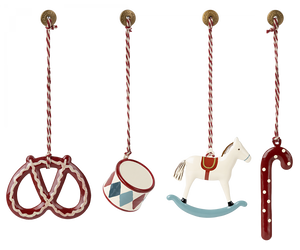 Peter’s Christmas metal ornament set