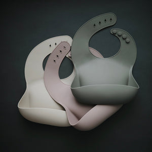 Silicone baby bib - white letters