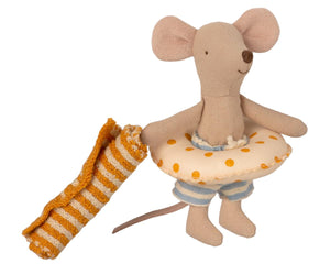 Beach mice, little brother in Cabin de Plage